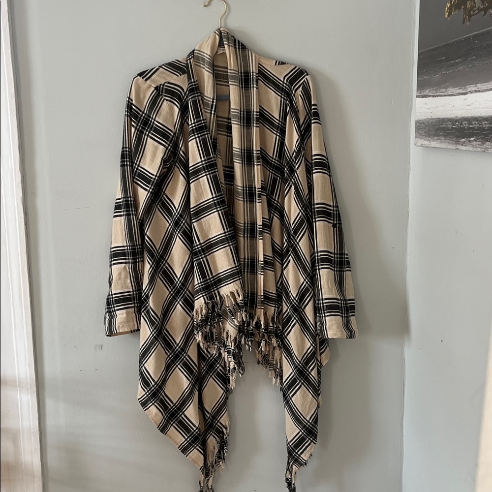 En Crème black /creme open front cardigan with fringe detailing